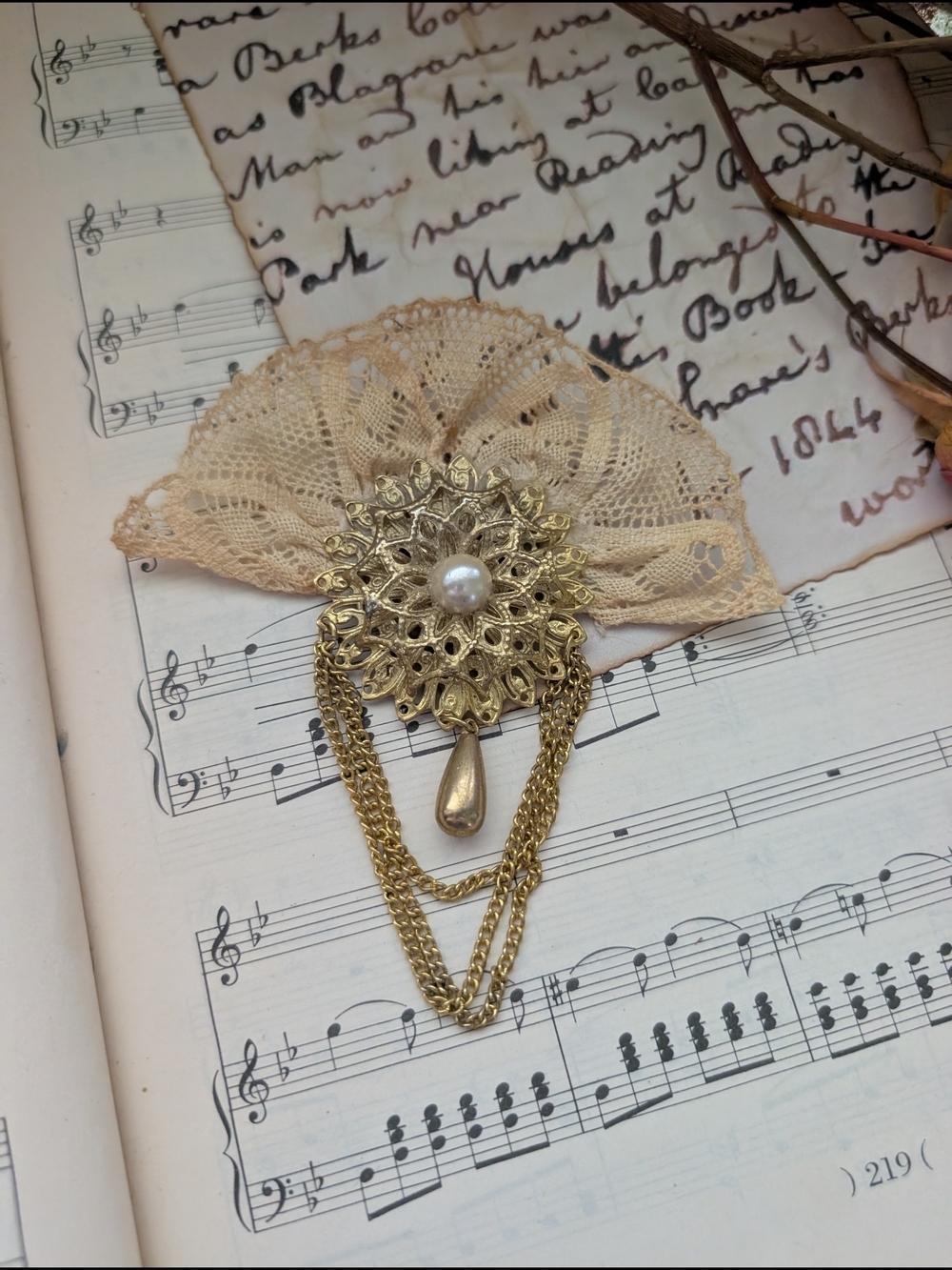 Vintage-Inspired Gold Filigree Pearl Brooch with Beige Lace